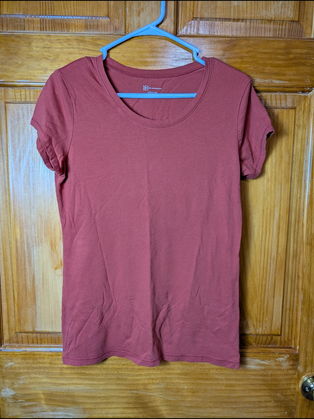 No Boundaries Women's Short Sleeve Scoop Neck Tee - Rusty Red